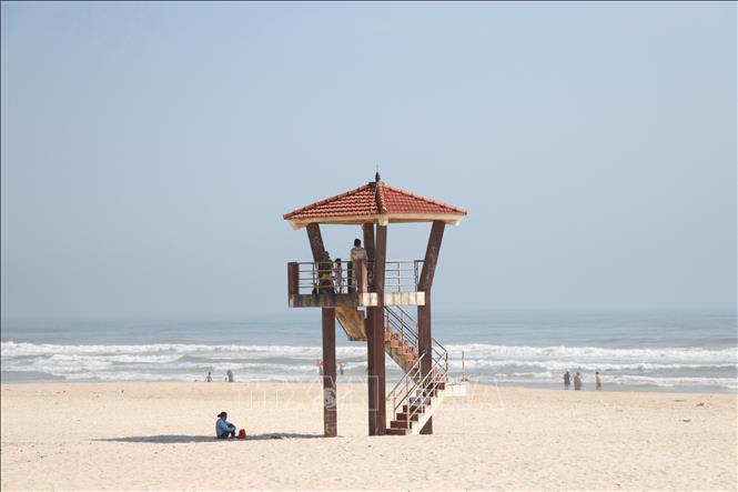 Bãi tắm Cửa Việt đã được san cát phẳng và vệ sinh để phục vụ du khách. Ảnh minh họa: Nguyên Lý/TTXVN