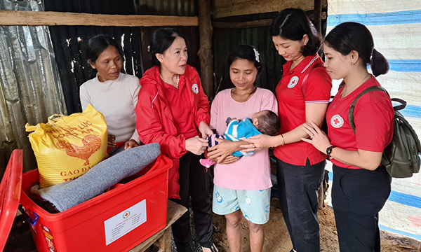 Trung ương Hội Chữ thập đỏ cứu trợ bà con bị lũ lụt miền Trung năm 2020.