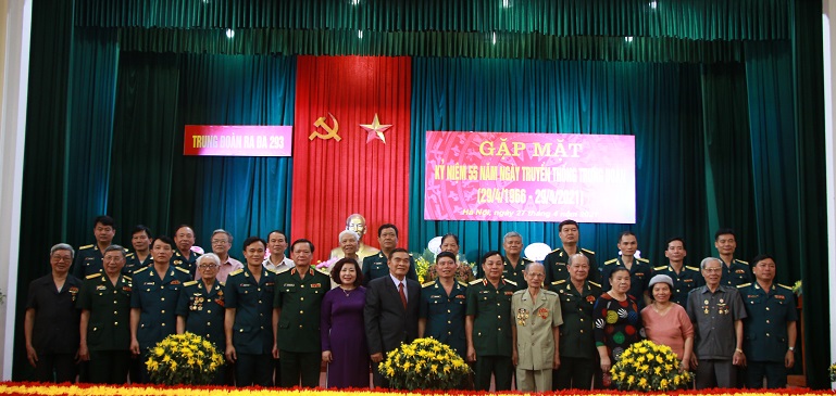 Các đại biểu chụp ảnh kỷ niệm tại buổi Gặp mặt