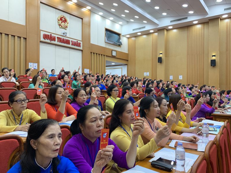 Các đại biểu tán thành bằng phương án biểu quyết