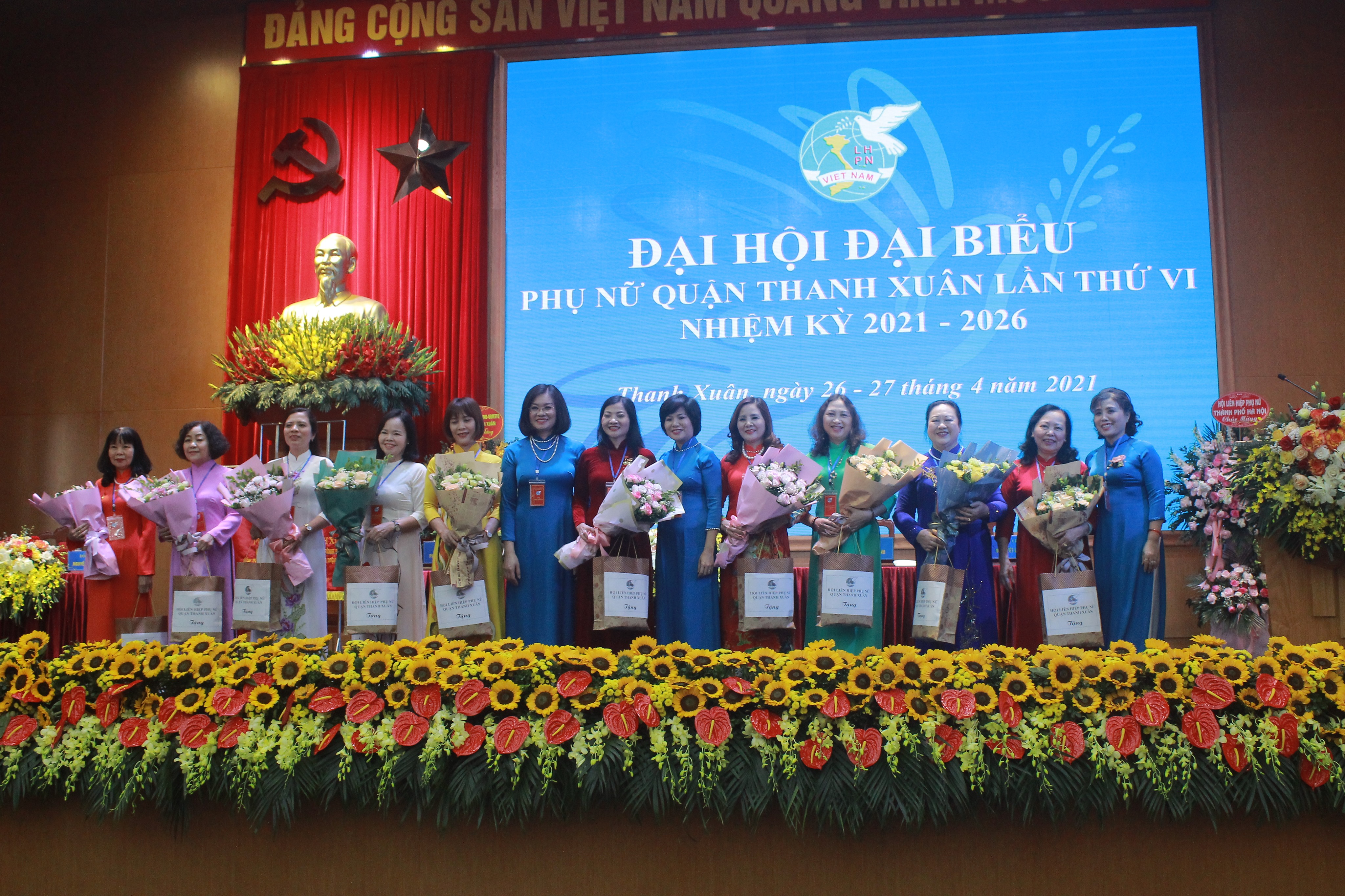 Tặng quà cho các cán bộ phụ nữ nhiệm kỳ trước