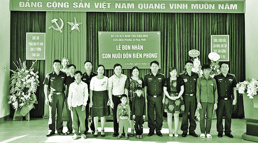 Lễ đón nhận các em trở thành con nuôi của Đồn Biên phòng Si Pha Phìn, huyện Nậm Pồ, tỉnh Điện Biên