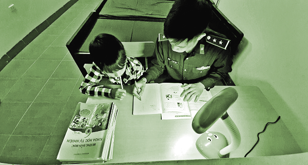 Đồn Biên phòng Si Pha Phìn cử chiến sỹ có khả năng sư phạm phụ đạo cho Ly A Chùa vào mỗi tối