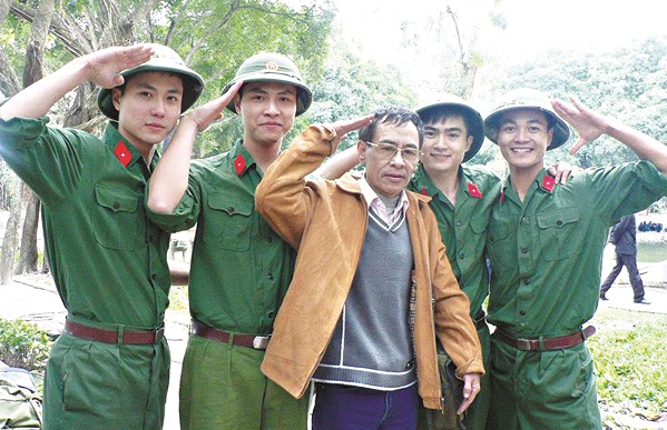 Thi sĩ Hoàng Nhuận Cầm (giữa)