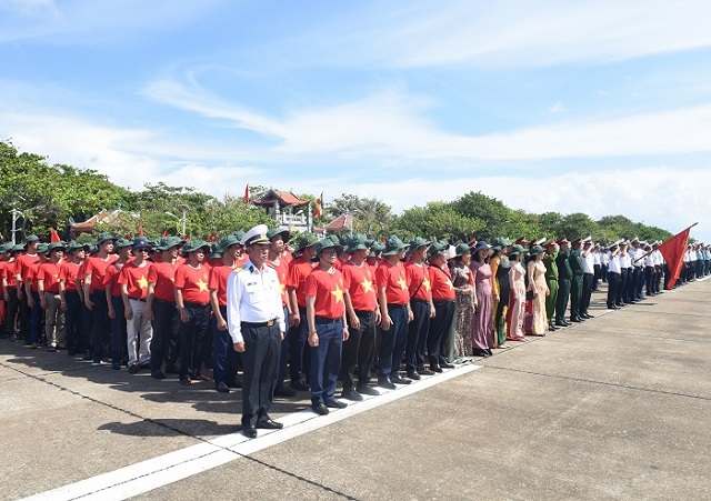 Đoàn công tác chào cờ trên đảo Trường Sa Lớn
