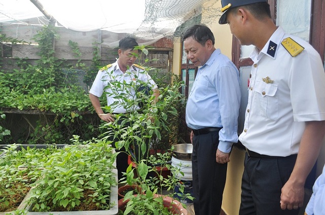 Phó Bí thư Thành ủy Nguyễn Văn Phong, trưởng đoàn công tác thăm vườn rau của cán bộ, chiến sĩ trên đào Thuyền Chài A