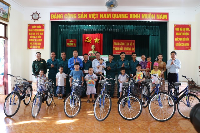 Phó Bí thư Thành ủy Nguyễn Văn Phong, Phó Chủ tịch UBND TP Hà Minh Hải, Tư lệnh Bộ tư lệnh Thủ đô Nguyễn Quốc Duyệt trao quà tặng các hộ dân trên đảo Trường Sa Lớn