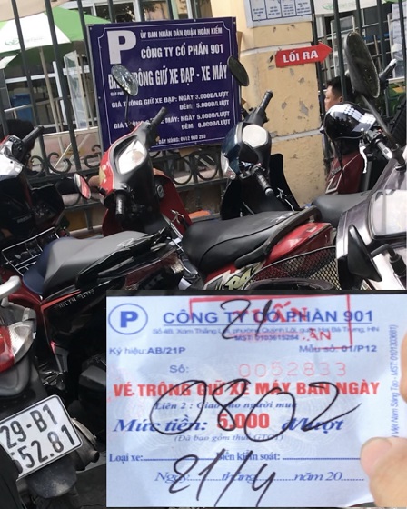 Bãi xe trước cổng BV Việt Đức niêm yết giá vé ban ngày là 5.000 đồng/lượt/xe nhưng vẫn thu của người gửi 10.000đ.