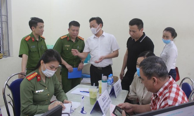 Lãnh đạo quận Cầu Giấy thăm và động viên cán bộ chiến sĩ Lãnh đạo quận Cầu Giấy thăm và động viên cán bộ chiến sĩ