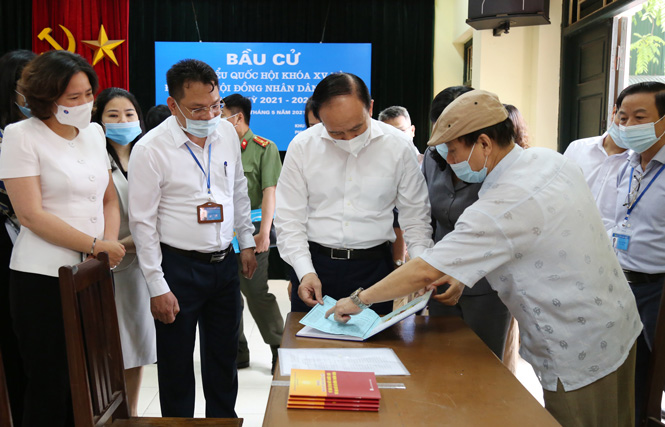Lãnh đạo thành phố kiểm tra công tác bầu cử tại quận Cầu Giấy