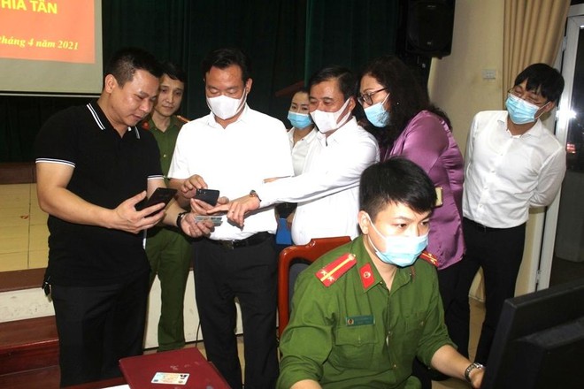 Lãnh đạo quận Cầu Giấy thăm và động viên cán bộ chiến sĩ Lãnh đạo quận Cầu Giấy thăm và động viên cán bộ chiến sĩ