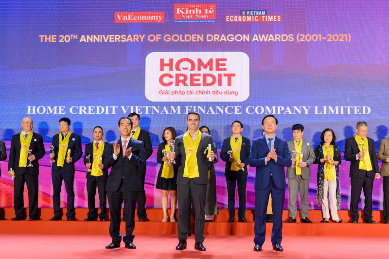 Ông Fabien Sanchez – Giám đốc Giám đốc Bộ Phận Rủi Ro và Thu Hồi Nợ đại diện Home Credit Việt Nam nhận giải thưởng từ đại diện Ban tổ chức Rồng Vàng 2021.