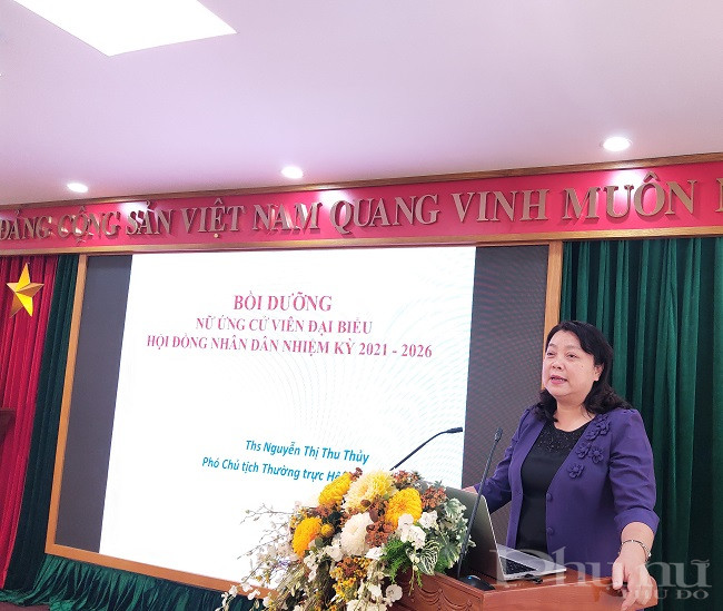Đồng chí Nguyễn Thị Thu Thủy - Phó Chủ tịch Thường trực Hội LHPN Hà Nội hướng dẫn những kỹ năng cần thiết để giúp nữ ứng cử viên tự tin  và xây dựng chương trình hành động phù hợp Đồng chí Nguyễn Thị Thu Thủy - Phó Chủ tịch Thường trực Hội LHPN Hà Nội hướng dẫn những kỹ năng cần thiết để giúp nữ ứng cử viên tự tin  và xây dựng chương trình hành động phù hợp