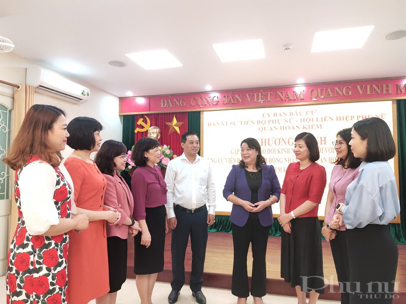 Tại nhiệm kỳ 2021 - 2026, quận Hoàn Kiếm có 27 nữ ứng cử viên trên tổng số 55 đại biểu ứng cử HĐND quận  khóa XX chiếm tỷ lệ 49,1 % Tại nhiệm kỳ 2021 - 2026, quận Hoàn Kiếm có 27 nữ ứng cử viên trên tổng số 55 đại biểu ứng cử HĐND quận  khóa XX chiếm tỷ lệ 49,1 %