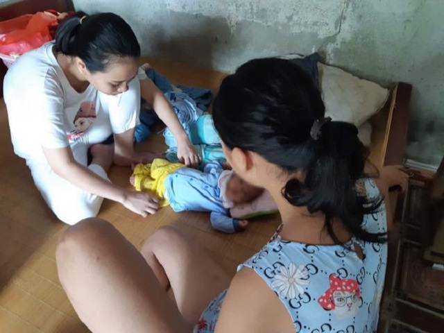 Một nữ sinh lớp 8 (ngồi quay lưng) bị XHTD phải sinh con ở tuổi vị th&agrave;nh ni&ecirc;n