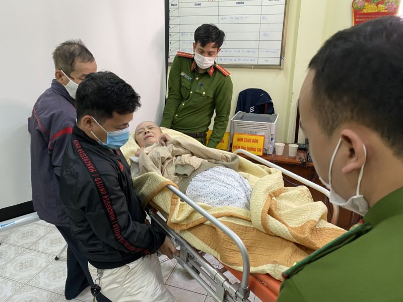 Hõ trợ người già ốm làm căn cước công dân tại phường Yên Hòa Hõ trợ người già ốm làm căn cước công dân tại phường Yên Hòa