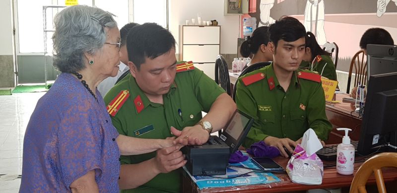 Trung  tá Trương Mai Công, Phó trưởng công an phường Yên Hòa lăn lấy vân tay bà Hoàng Thị Mùi Trung  tá Trương Mai Công, Phó trưởng công an phường Yên Hòa lăn lấy vân tay bà Hoàng Thị Mùi