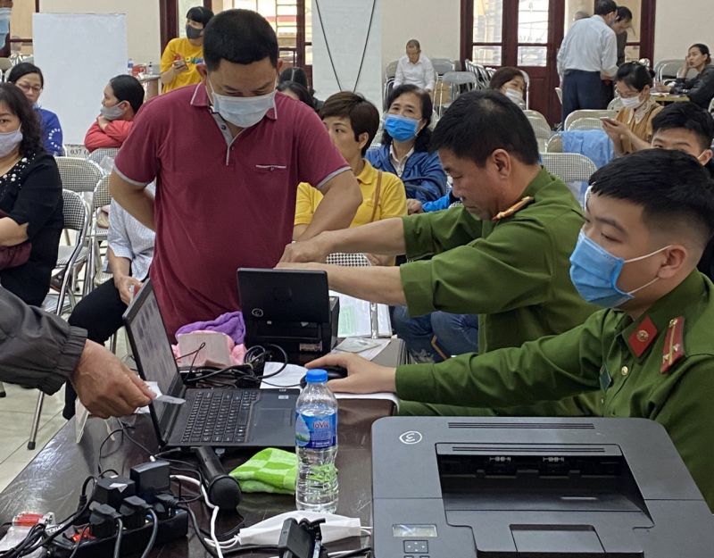 Cán bộ chiến sĩ công an quận Cầu Giấy lấy vân tay người dân phường Nghĩa Đô Cán bộ chiến sĩ công an quận Cầu Giấy lấy vân tay người dân phường Nghĩa Đô