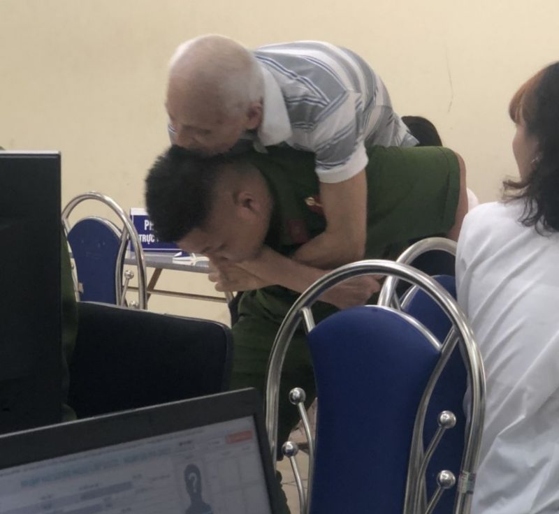 Hõ trợ người già ốm làm căn cước công dân tại phường Quan Hoa Hõ trợ người già ốm làm căn cước công dân tại phường Quan Hoa