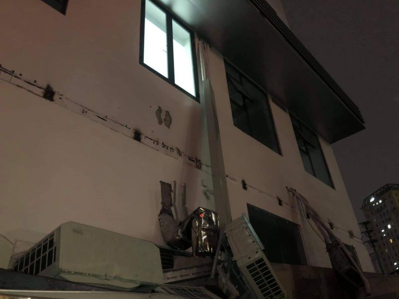 Giàn cục nóng điều hòa bị sập