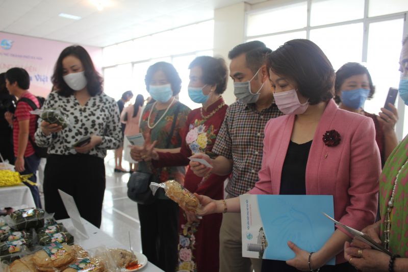 Các đại biểu tham quan gian hàng thực phẩm sạch trước giờ tổ chức Hội thảo