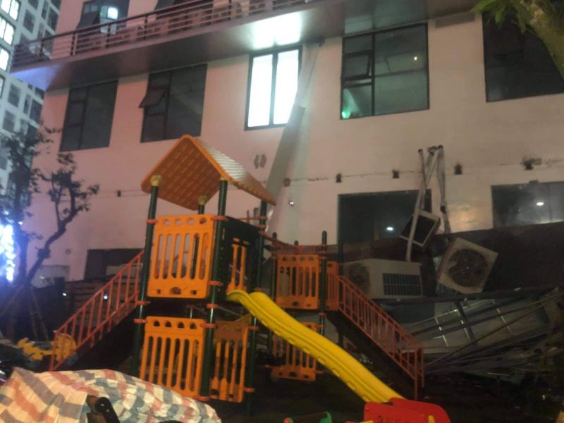 Hiện trường sự cố xảy ra ngay khu vui chơi trẻ em, rất may không có người ở đó