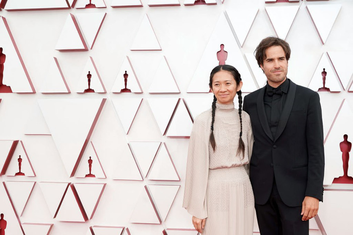 Đạo diễn Chloe Zhao cùng bạn đời Joshua James Richards