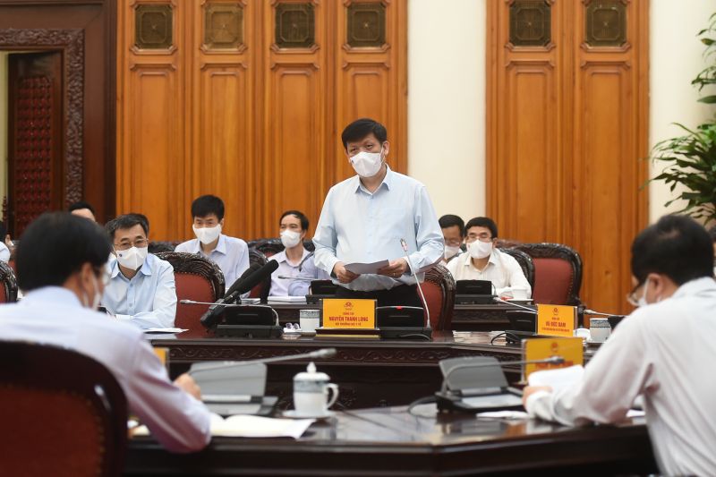 Bộ trưởng Bộ Y tế Nguyễn Thanh Long báo cáo tại cuộc họp.