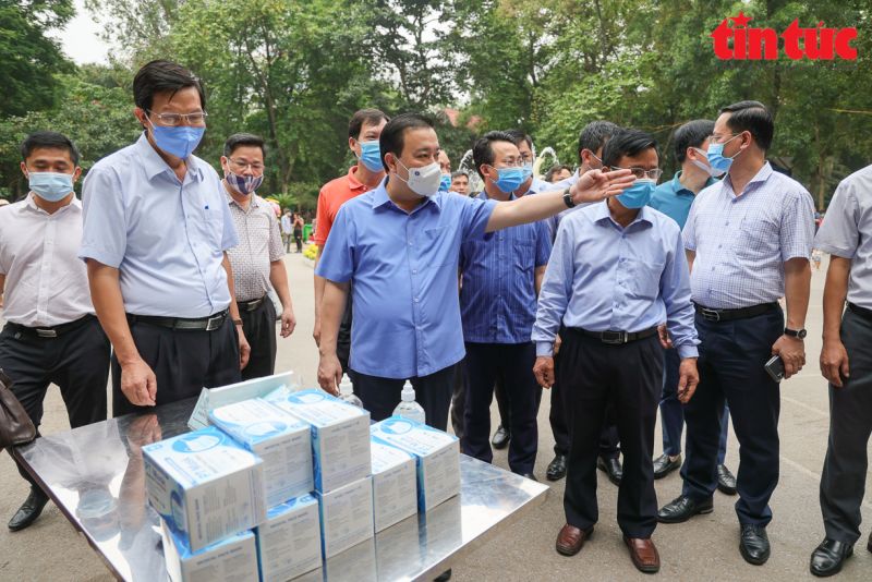 Đoàn kiểm tra phát hiện tại đây không có điểm khai báo y tế bắt buộc và không dán mã QR Code.