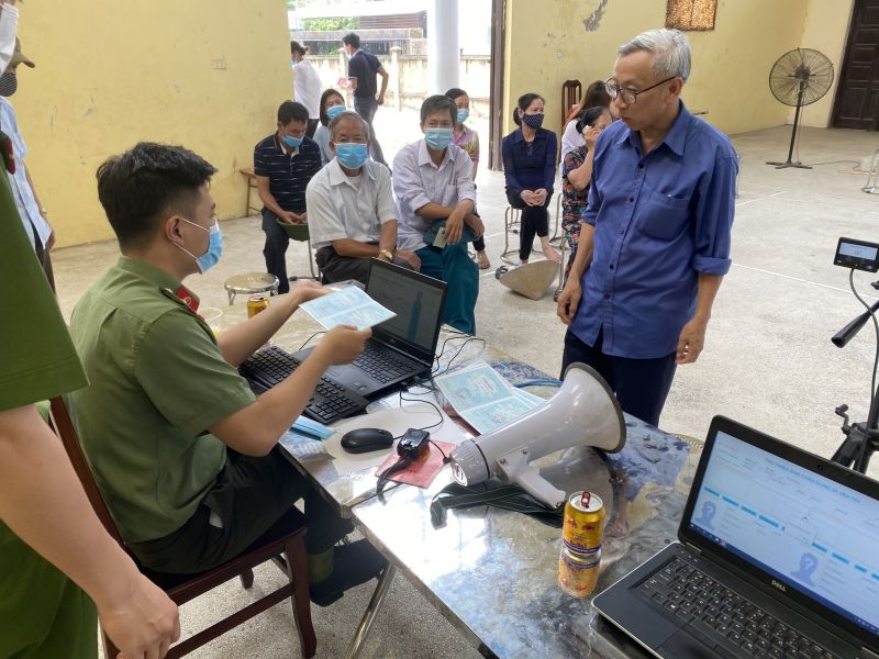 Công an huyện Phúc Thọ tích cực cấp căn cước công dân trong dịp nghỉ lễ 30/4, 1/5 - ảnh 1