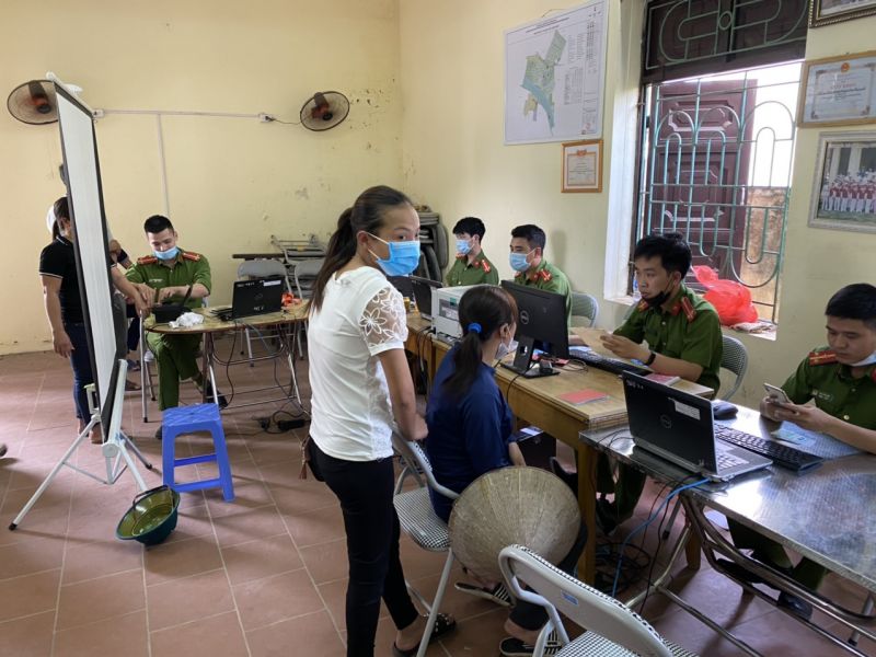 Công an huyện Phúc Thọ tích cực cấp căn cước công dân trong dịp nghỉ lễ 30/4, 1/5 - ảnh 2