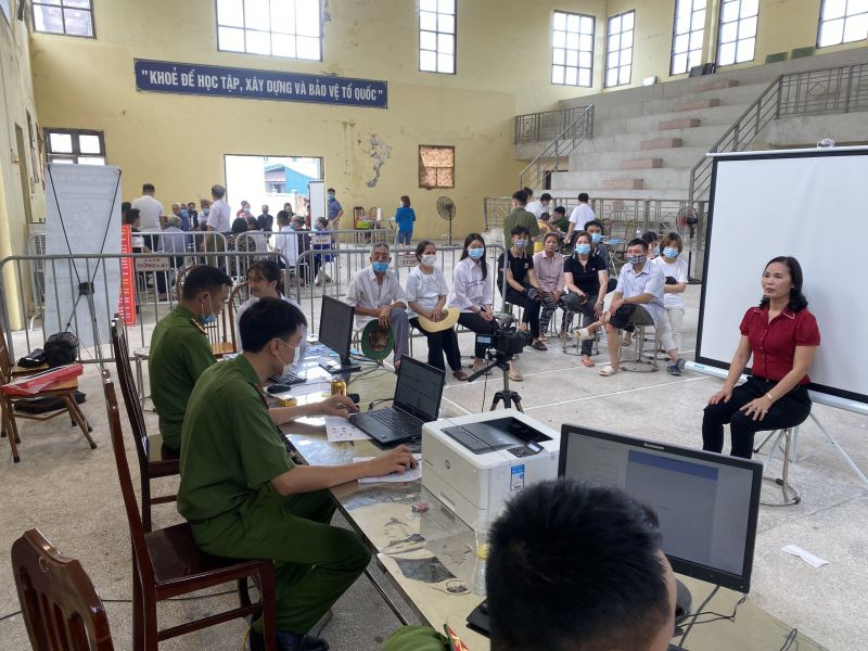 Công an huyện Phúc Thọ tích cực cấp căn cước công dân trong dịp nghỉ lễ 30/4, 1/5 - ảnh 3