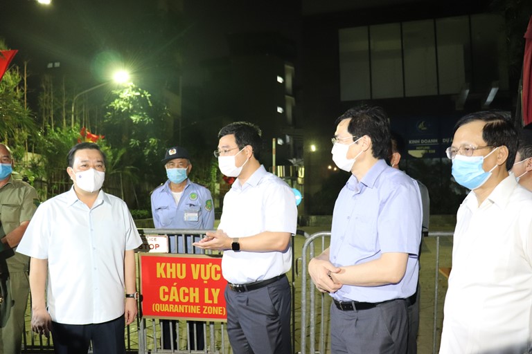 Phó Chủ tịch UBND TP Chử Xuân Dũng kiểm tra công tác phòng, chống dịch tại chung cư Viễn Đông Star, phố Giáp Nhị, phường Thịnh Liệt, quận Hoàng Mai vào tối muộn 2/5. Phó Chủ tịch UBND TP Chử Xuân Dũng kiểm tra công tác phòng, chống dịch tại chung cư Viễn Đông Star, phố Giáp Nhị, phường Thịnh Liệt, quận Hoàng Mai vào tối muộn 2/5.