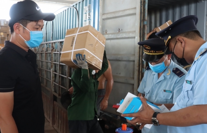Lực lượng hải quan kiểm tra h&agrave;ng h&oacute;a