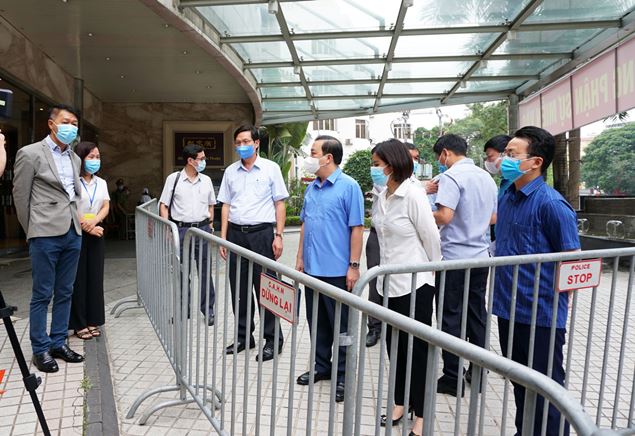 Phó Chủ tịch UBND TP. Hà Nội Chử Xuân Dũng kiểm tra chống dịch tại khách sạn Lake Side - Ảnh: Gia Huy