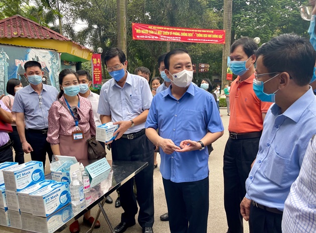 Phó Chủ tịch UBND TP. Hà Nội Chử Xuân Dũng kiểm tra chống dịch COVID-19 tại công viên Thủ Lệ - Ảnh: Gia Huy