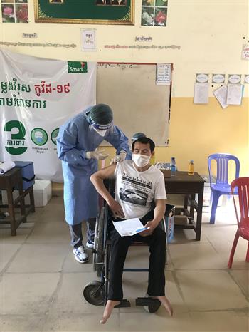 Nh&acirc;n vi&ecirc;n y tế ti&ecirc;m vaccine ph&ograve;ng COVID-19 cho người d&acirc;n tại Phnom Penh, Campuchia, ng&agrave;y 15/4/2021. Ảnh: THX/ TTXVN