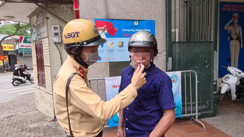 Kiểm tra nồng độ cồn người điều khiển phương tiện tham gia giao th&ocirc;ng