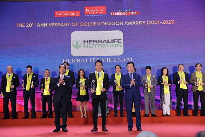 Đại diện c&ocirc;ng ty Herbalife Việt Nam nhận giải thưởng.