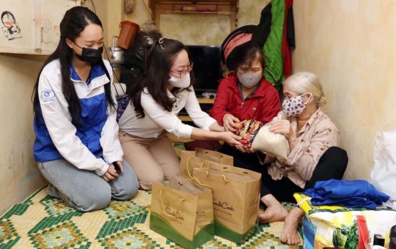 Hội LHPN phường Tràng Tiền tặng quà cho người dân