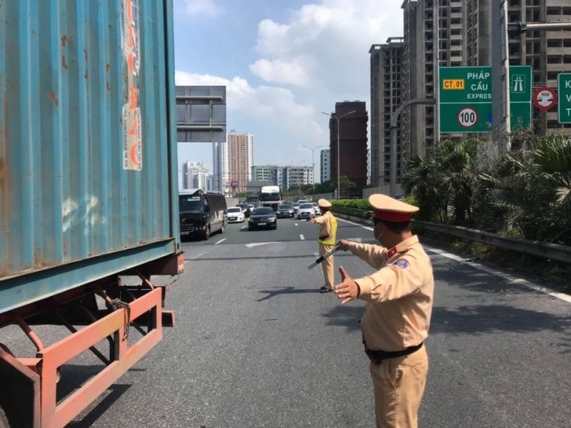 CSGT làm nhiệm vụ tại đường cao tốc Pháp Vân - Cầu Giẽ