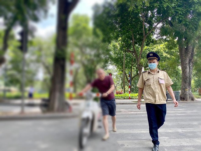 Một trường hợp không đeo khẩu trang nơi công cộng bị lực lượng chức năng kiểm tra, xử lý Một trường hợp không đeo khẩu trang nơi công cộng bị lực lượng chức năng kiểm tra, xử lý