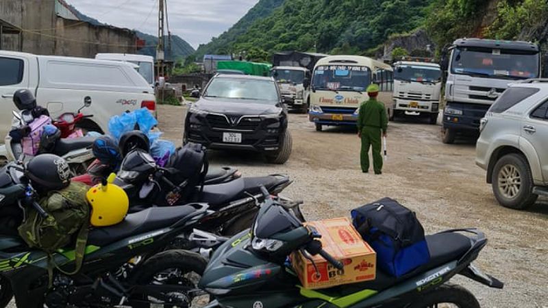 C&aacute;c phương tiện dừng tại trạm V&acirc;n Hồ để mọi người l&agrave;m thủ tục khai b&aacute;o y tế (Ảnh T.D).