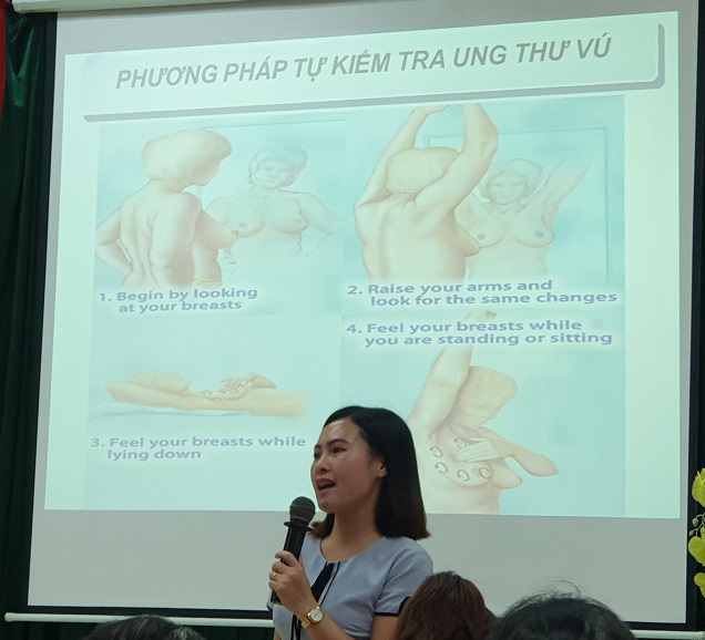 Báo cáo viên hướng dẫn chị em về phương pháp tự kiểm tra để nhận biết những dấu hiệu của  ung thư vú Báo cáo viên hướng dẫn chị em về phương pháp tự kiểm tra để nhận biết những dấu hiệu của  ung thư vú