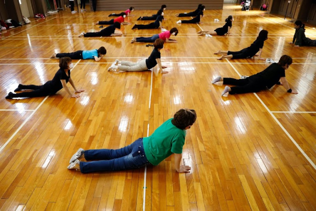 Takino cùng tập với các thành viên khác trong nhóm Japan Pom Pom.