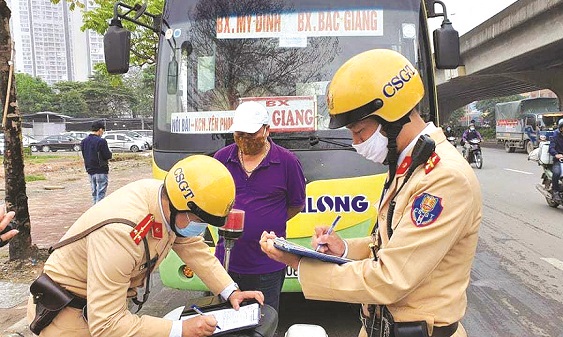 CSGT đội 6 xử lý vi phạm tại đường Phạm Hùng