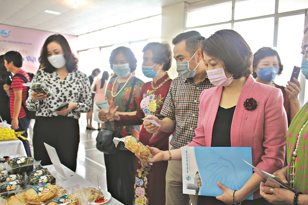 C&aacute;c đại biểu tham quan gian h&agrave;ng thực phẩm sạch tại Hội thảo &ldquo;An to&agrave;n thực phẩm trong sản xuất, kinh doanh v&igrave; sức khỏe cộng đồng&rdquo;