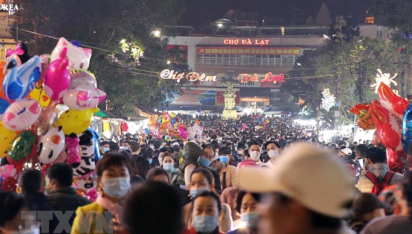 Th&agrave;nh phố du lịch Đ&agrave; Lạt &ldquo;thất thủ&rdquo; trong dịp lễ 30/4 - 1/5 với những d&ograve;ng người chen ch&acirc;n tham quan. (Ảnh: TTXVN)