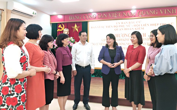 Đồng ch&iacute; Nguyễn Thị Thu Thủy &ndash; Ph&oacute; Chủ tịch Thường trực Hội LHPN H&agrave; Nội (thứ 4 từ phải sang) c&ugrave;ng c&aacute;c đồng ch&iacute; l&atilde;nh đạo Quận ủy Ho&agrave;n Kiếm trong buổi gặp gỡ, trao đổi kinh nghiệm, kỹ năng cho c&aacute;c nữ ứng cử vi&ecirc;n quận Ho&agrave;n Kiếm.