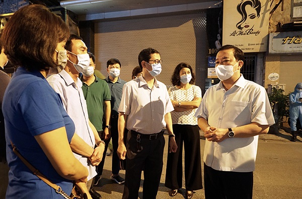 Phó Chủ tịch Chử Xuân Dũng chỉ đạo quận Hai Bà Trưng trong công tác phòng chống dịch tại số 94 Bùi Thị Xuân. (Ảnh: T.H) Phó Chủ tịch Chử Xuân Dũng chỉ đạo quận Hai Bà Trưng trong công tác phòng chống dịch tại số 94 Bùi Thị Xuân. (Ảnh: T.H)